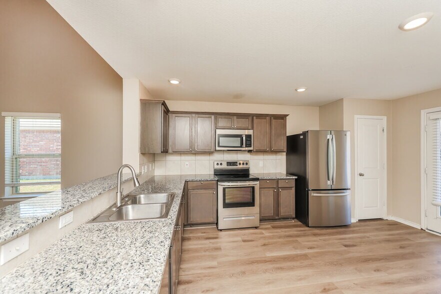 Building Photo - 2609 Hutchins Dr