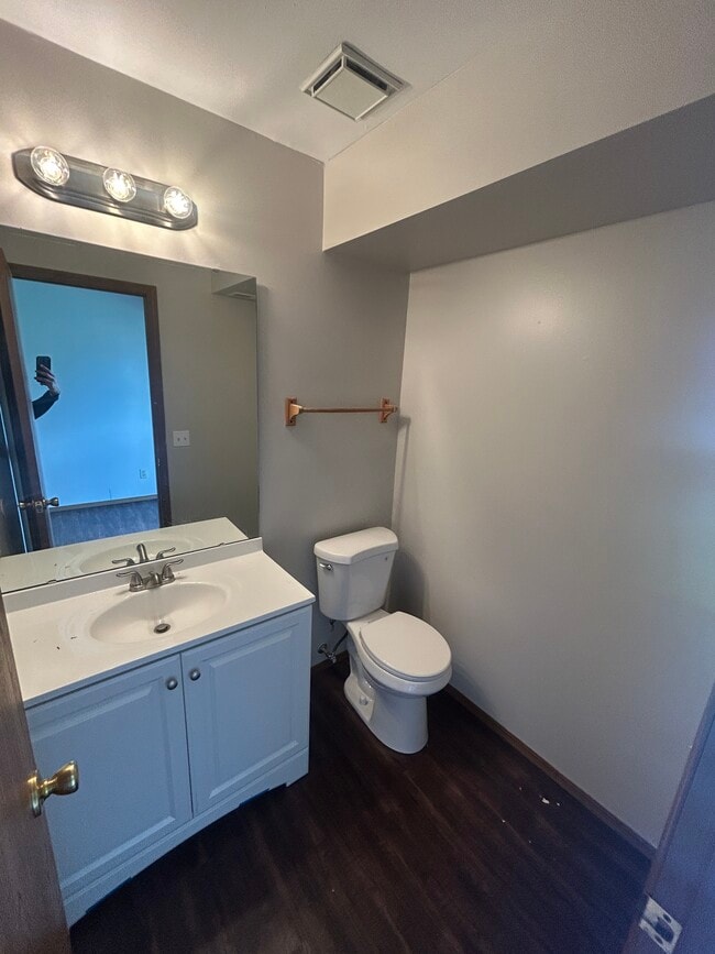 Building Photo - 555 Whitegate Dr
