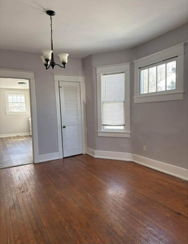 Building Photo - U of L Campus - 3 bedroom house!