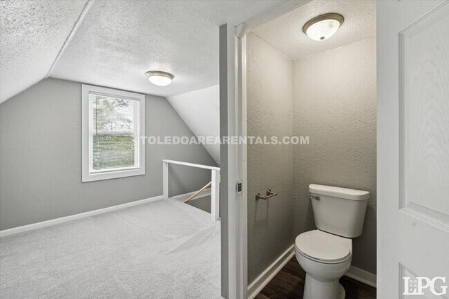 Building Photo - 365 Burger St