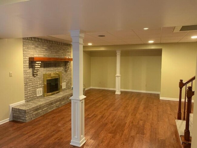 Building Photo - 889 Ghent Rd