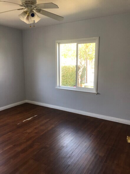 first room with closet - 8432 Norwood Plz
