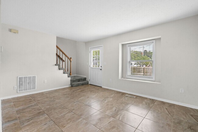 Building Photo - End unit of a Triplex within walking dista...