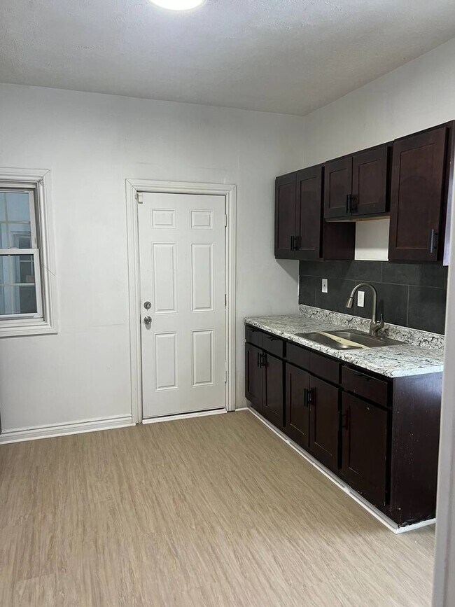 Building Photo - 853 E 155th St