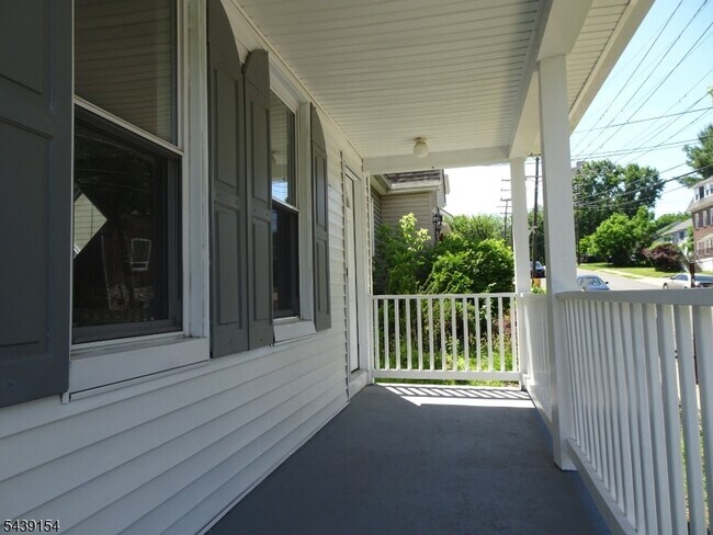 Building Photo - 689 Sayre Ave