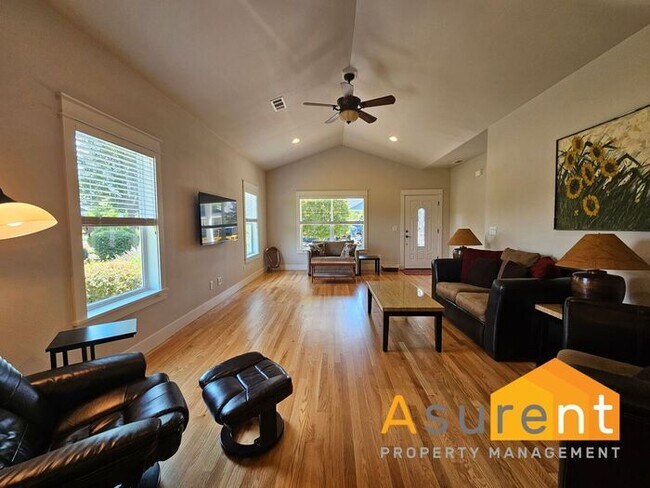 Building Photo - Fully Furnished 2BR/2BA Home in Central Point