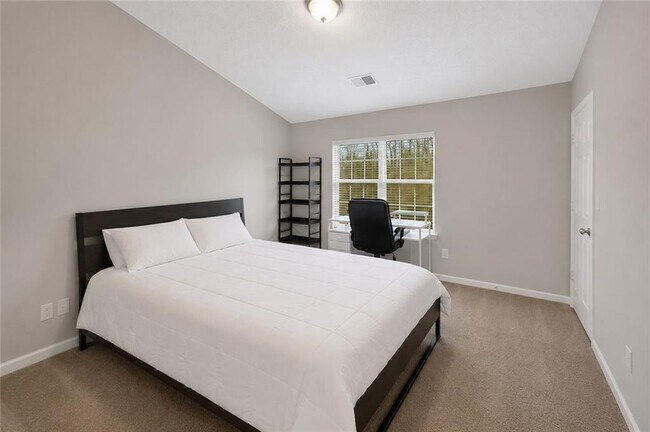 Building Photo - 940 Tree Creek Blvd