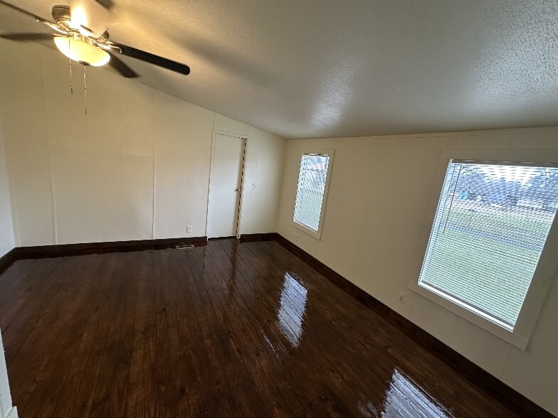 Building Photo - 917 FM247