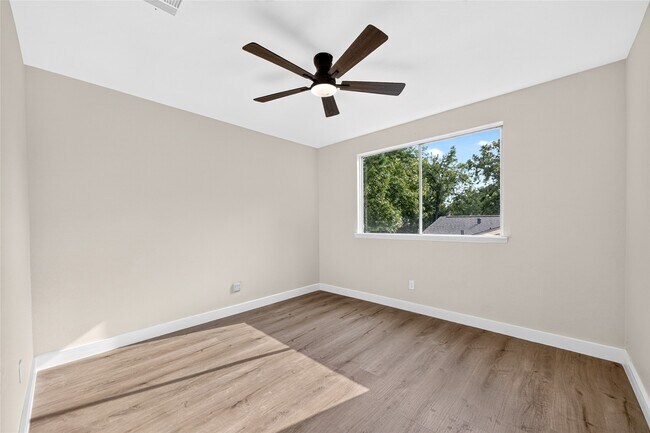 Building Photo - 2426 Woodsdale Blvd
