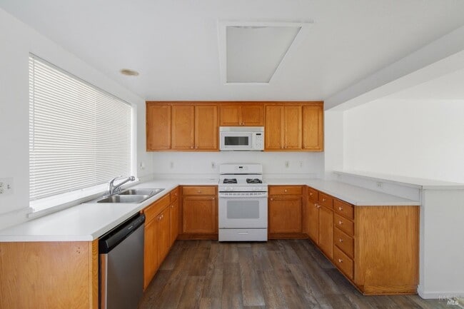 Building Photo - 712 Daniels Ave