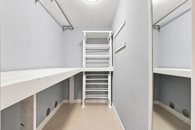 Building Photo - 3017 N Oakland Forest Dr