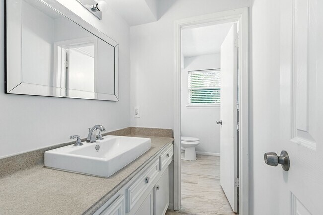 Building Photo - 606 Orangewood Dr