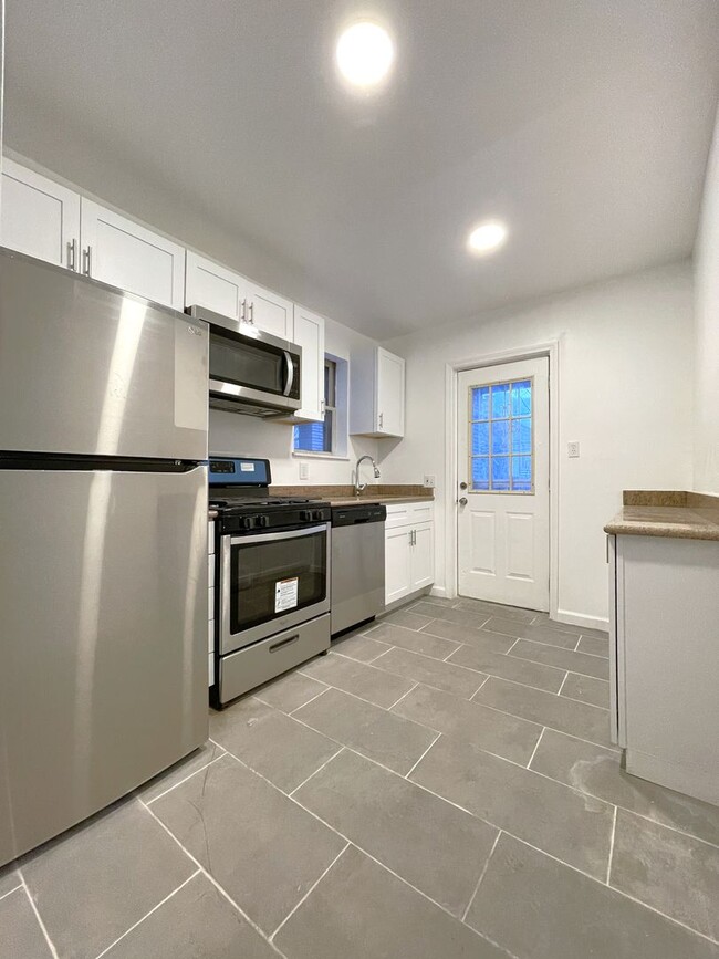 Building Photo - Renovated 3 Bedroom -1 Bathroom Townhouse ...