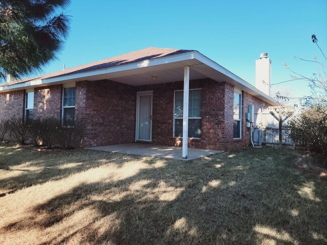 Building Photo - Spacious 3/2/2 in Frenship