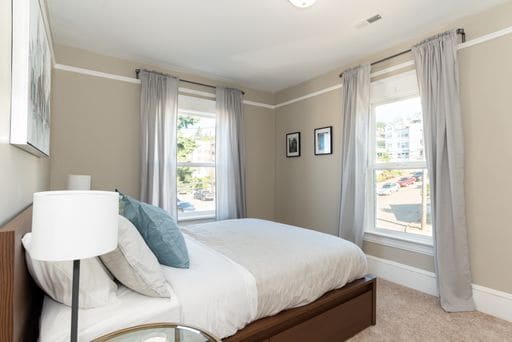 Building Photo - Bright 2 bedroom 1 bathroom Queen Anne Apartment with skyline views