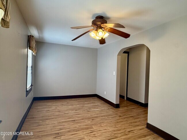 Building Photo - 304 Lareine Ave