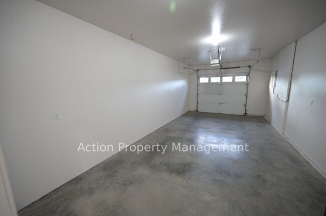 Building Photo - 2 bed, 2 bath, 1 car garage in a 4-plex, in Sequim