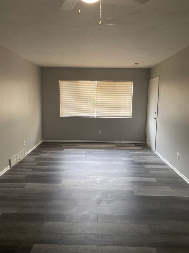 Building Photo - Updated 2 Bedroom One Bath Apt in Florissant!