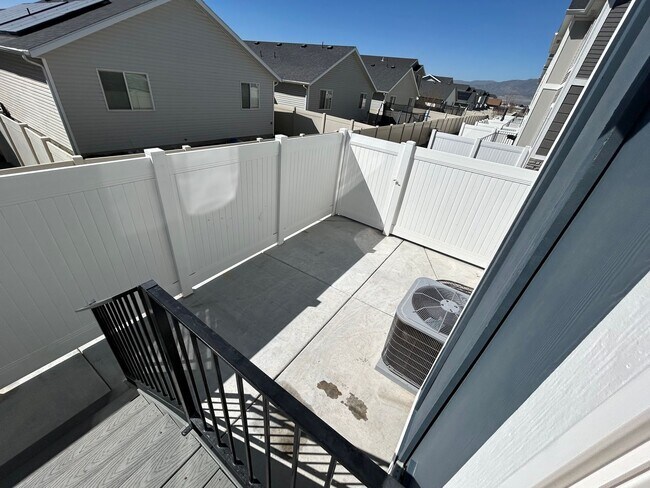 Building Photo - 3 Bedroom 2.5 Bathroom Townhouse in Eagle Mountain!
