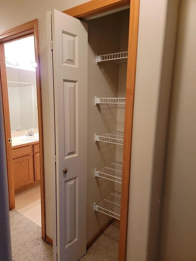 Building Photo - 3 Bedroom 2.5 Bath Townhouse