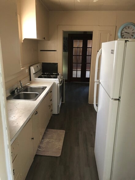 Kitchen - 212 N McKown Ave