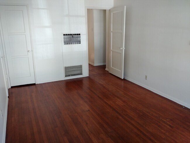 Building Photo - 424 E Freeland St