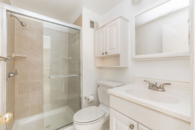 Building Photo - Well maintained 3-level 3Bd/2 full & 2 half bath TH in the sought-after Burke Centre!