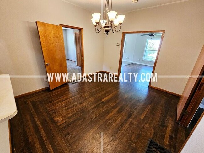 Building Photo - Spacious North Overland Park Bungalow-Available in FEBRUARY!!