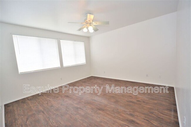 Building Photo - 2861 Golf Villa Way