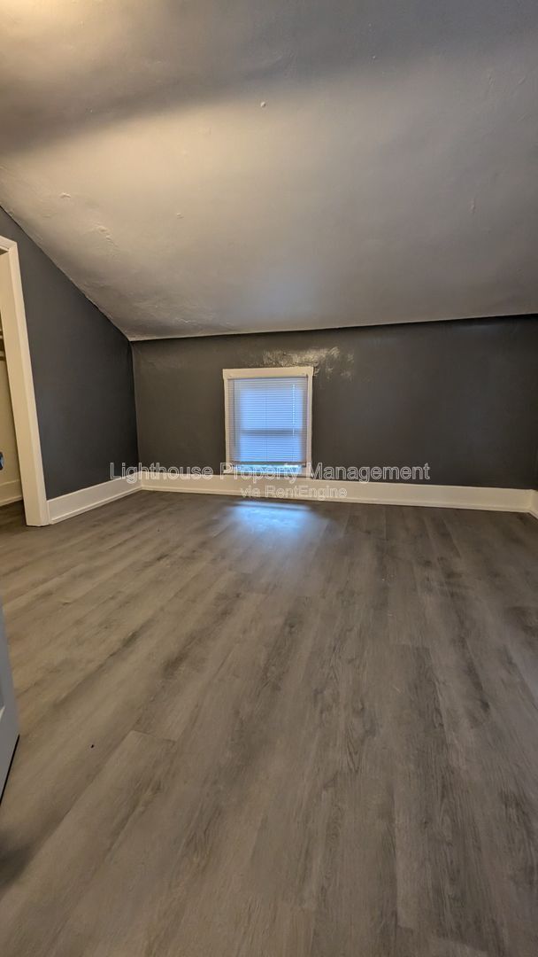 Building Photo - 809 W Cedar St