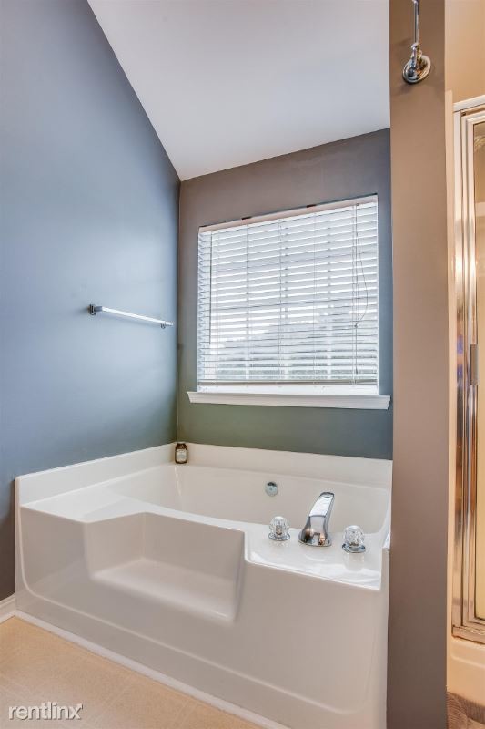 Building Photo - 4 br, 2.5 bath House - 1701 Portway CT.