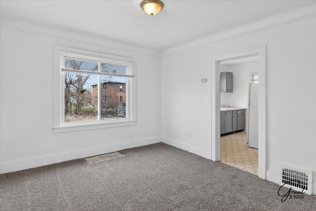 Building Photo - $1300 3 bedrooms