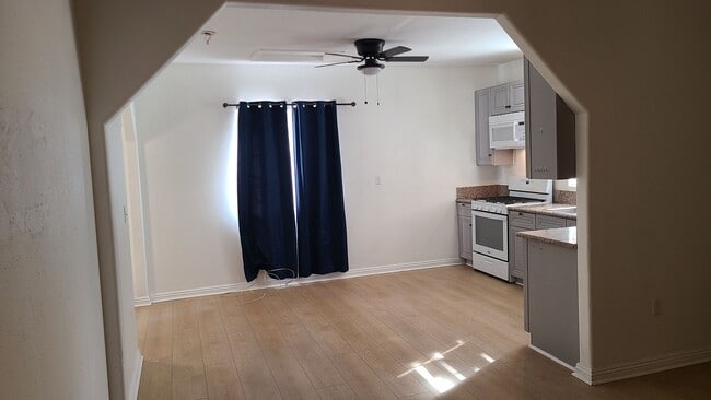 Building Photo - **2 Bdrms 1 Bath Detached Duplex in Hemet, CA**