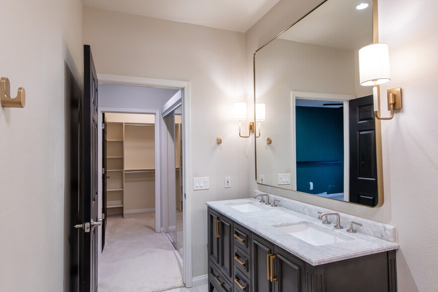 Building Photo - 9550 E Thunderbird Rd