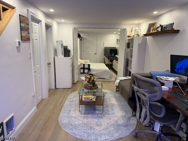 Building Photo - 18 Aubrey St