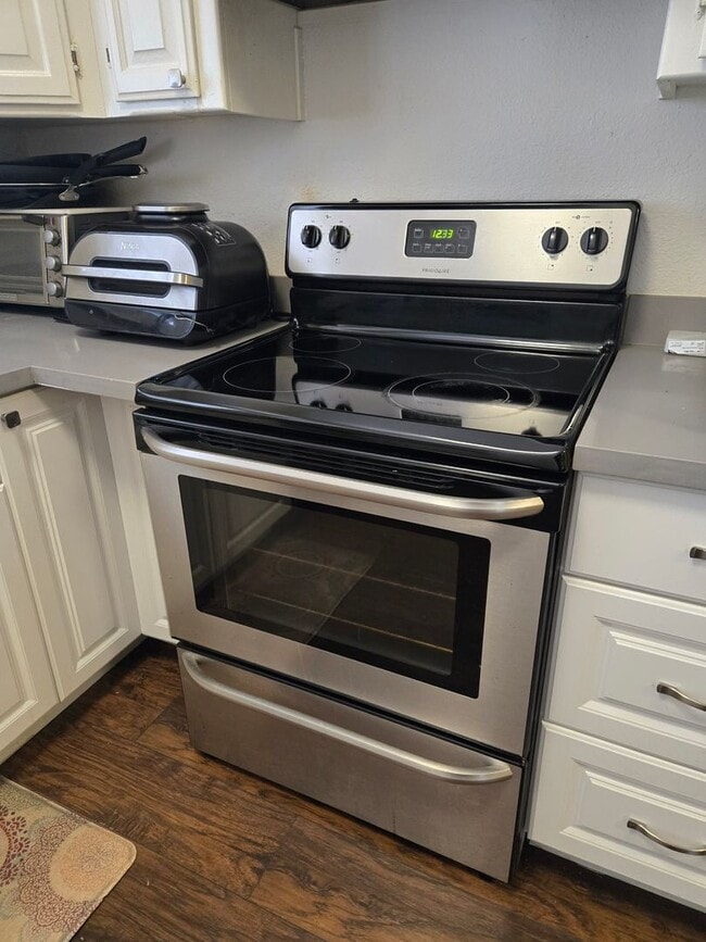 Building Photo - Beautifully Updated 3 Bed, 2 Bath House