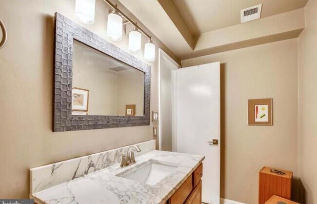 Building Photo - 3175 Summit Square Dr