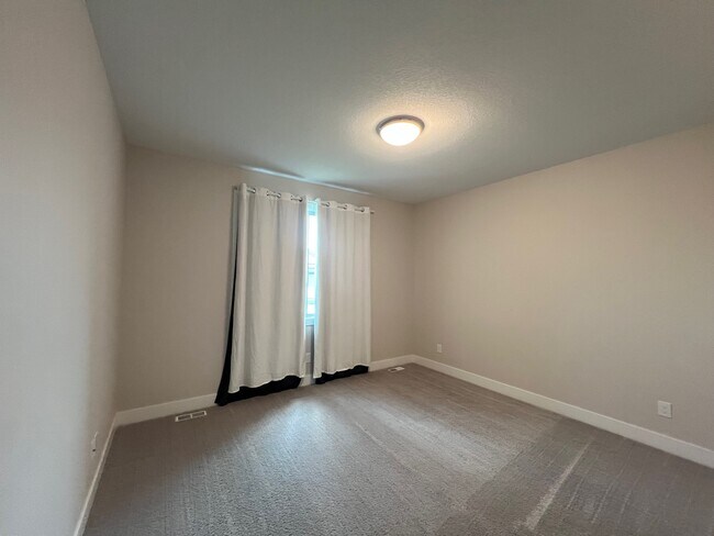Building Photo - 460 NW Gracewood Dr