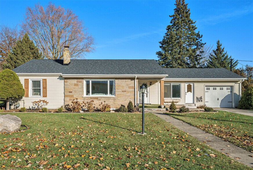 Building Photo - 204 E Spring St