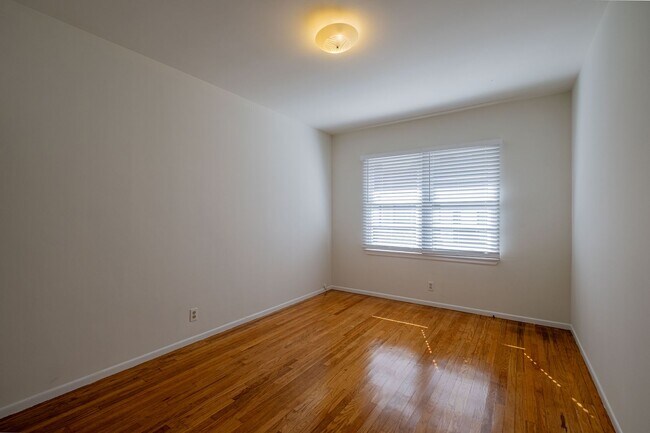 Building Photo - Juanita Residences