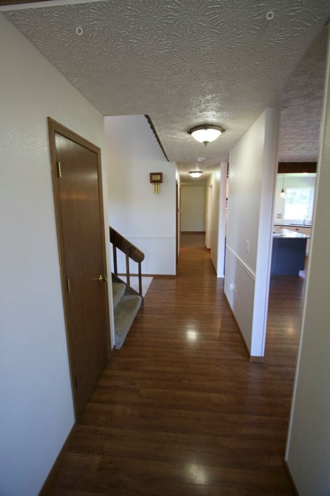 Building Photo - Lovely 3 Bedroom Home in Bayshore!