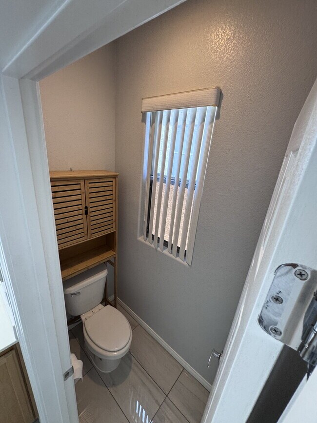Building Photo - Centennial Hills 4-bedrooms with 2.5 bath