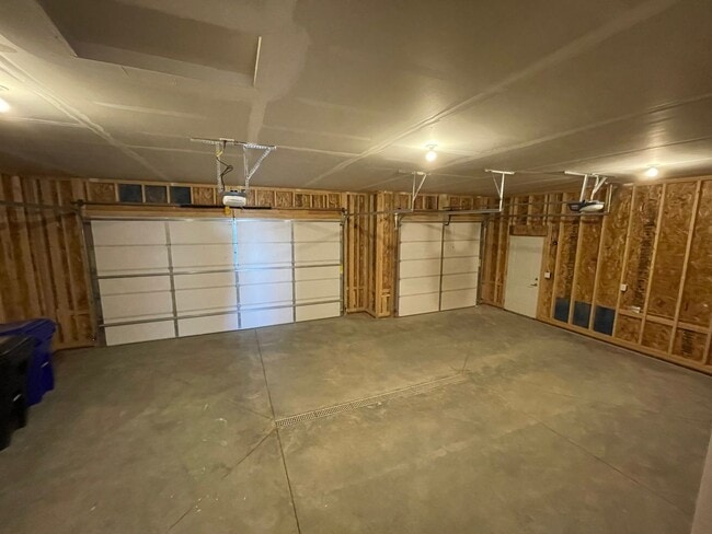 Building Photo - ~Applications Pending~ Newer 4 Bed, 3 Bath, 3 Car Garage Home for Rent