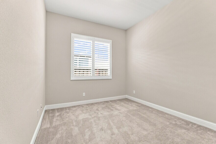 Building Photo - 2964 Bluffs Dr
