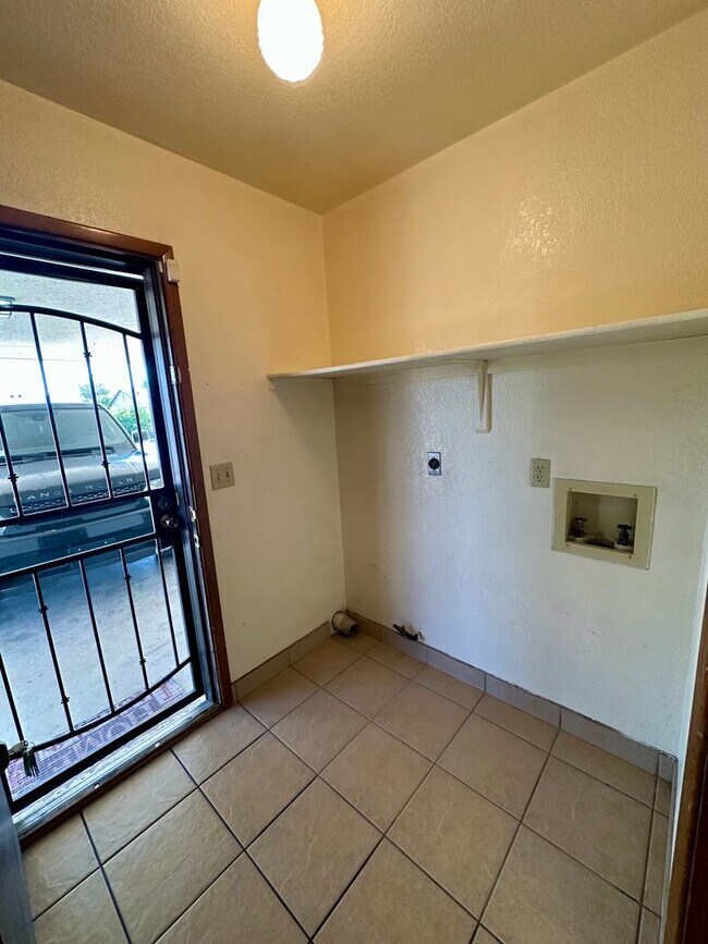 Building Photo - 3550 N Verdugo Rd