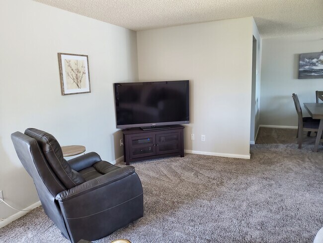 Building Photo - 9635 Greenskeeper Dr