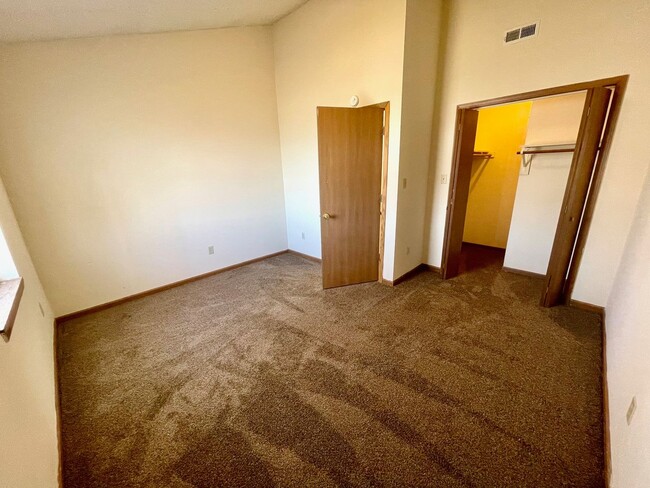 Building Photo - 3 Bedroom Townhouse with New Flooring!