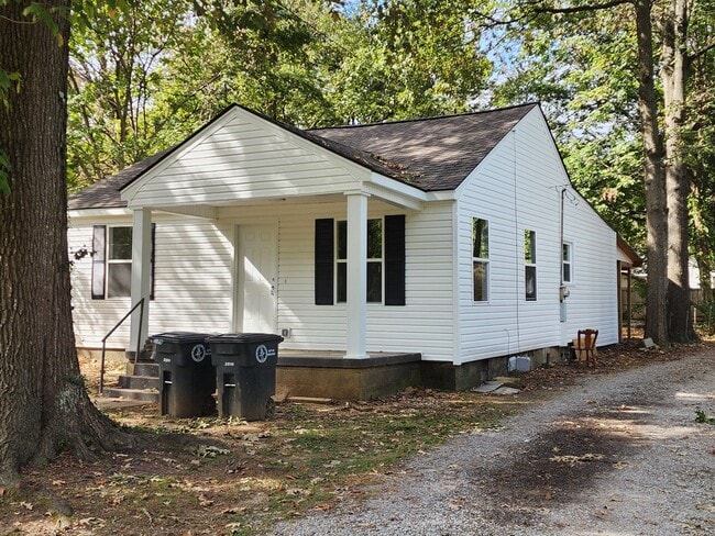 Building Photo - Beautiful 4 bedroom 2 bathroom home with g...