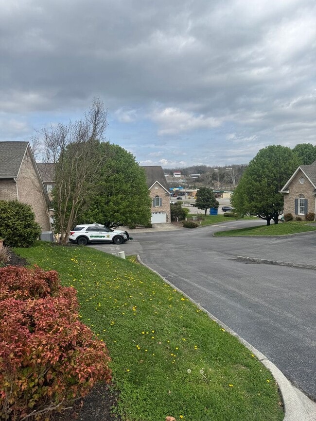 Building Photo - Awesome Townhouse of JOHN B DENNIS HIGWAY in the heart of Kingsport