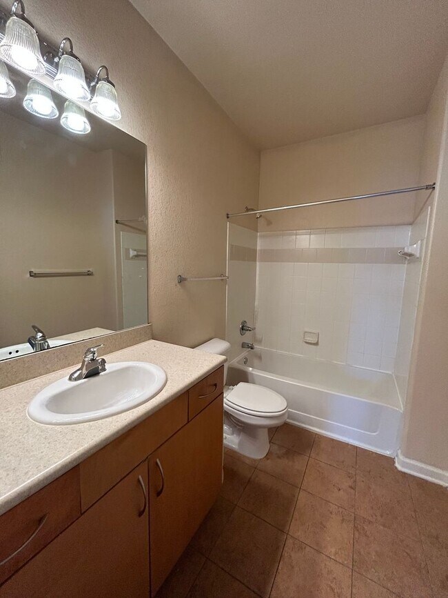 Building Photo - Gardens of Bridgehampton - 3 bedroom - 3 b...
